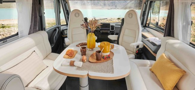 salon avec banquette en L camping car le voyageur
